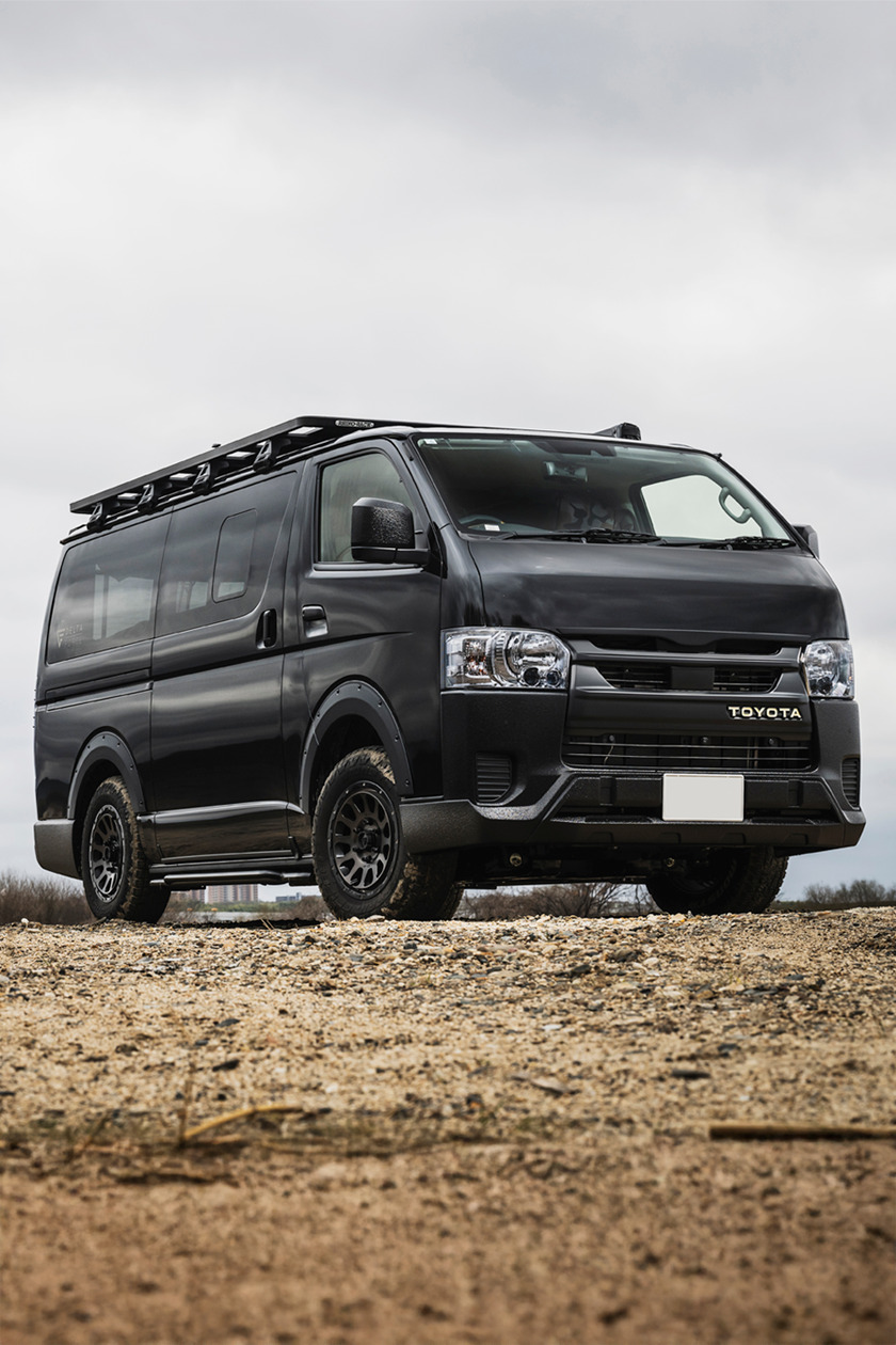 荒地に佇むHIACE