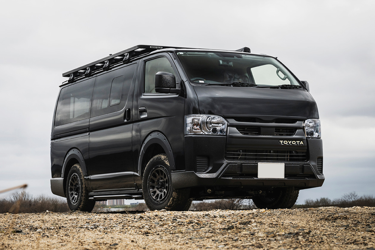 荒地に佇むHIACE